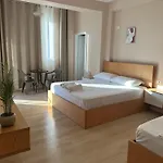 Luxury - Steps From The Πανσιόν 3*